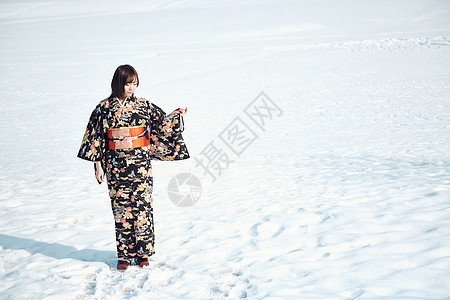 留白美女新春站立在雪的和服妇女图片