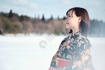 日式冬天室外站立在雪的和服妇女图片