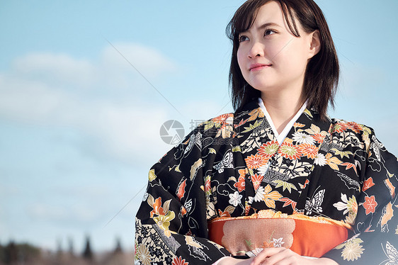 女生冬1人站立在雪的和服妇女图片