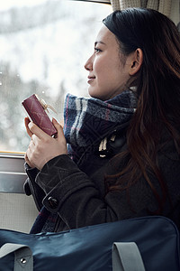 遵守女士复制空间采取火车的高中女孩图片