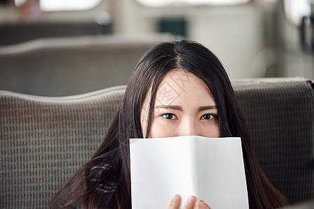 校服女注视镜头采取火车的高中女孩图片