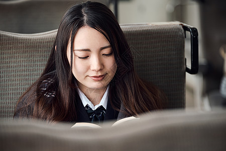 座席书高中女生采取火车的高中女孩图片