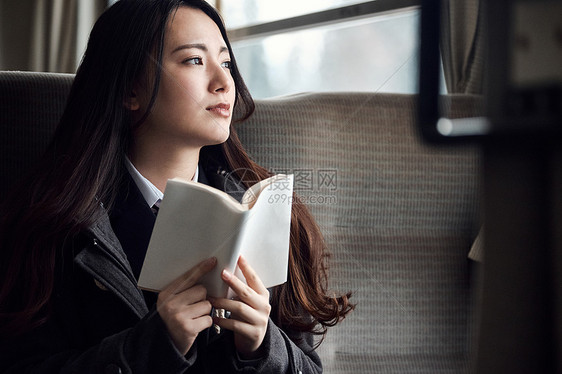 女孩们景观少女采取火车的高中女孩图片