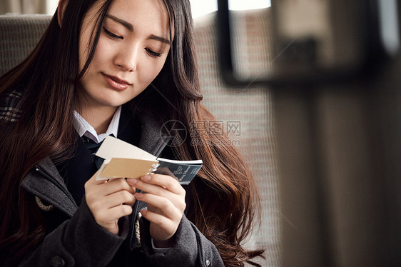 乘非都会区一人采取火车的高中女孩图片