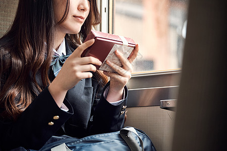 晴朗女孩们天采取火车的高中女孩图片