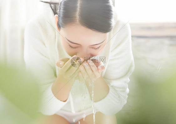 早晨洗脸护肤的女子图片