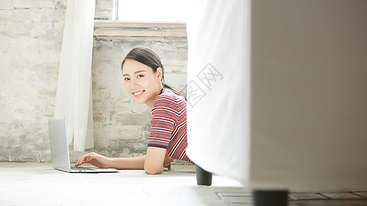 泛亚洲胸像留白女人放松图片