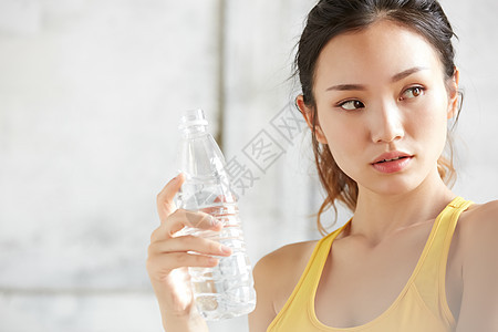 拿着水瓶的青年女性图片