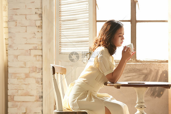 喝下午茶的年轻女子图片