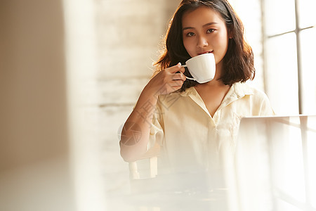 喝咖啡的年轻女子图片