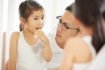 父亲贴心照顾可爱的小女儿刷牙高清图片