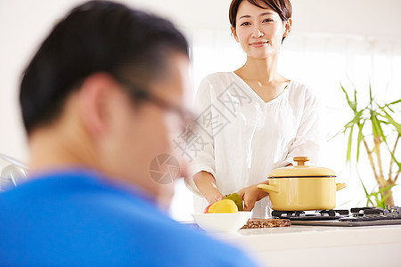 欣赏室内妻子开心烹饪图片