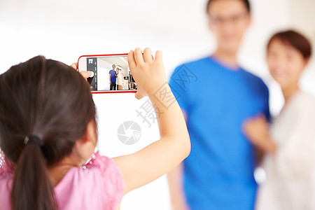 小女儿给爸妈用手机拍照图片