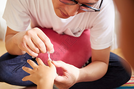 小男孩涂指甲油图片