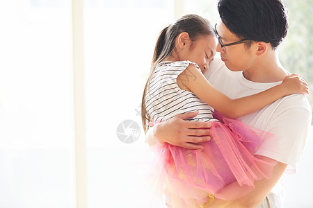 爸爸抱起女儿哄睡觉图片