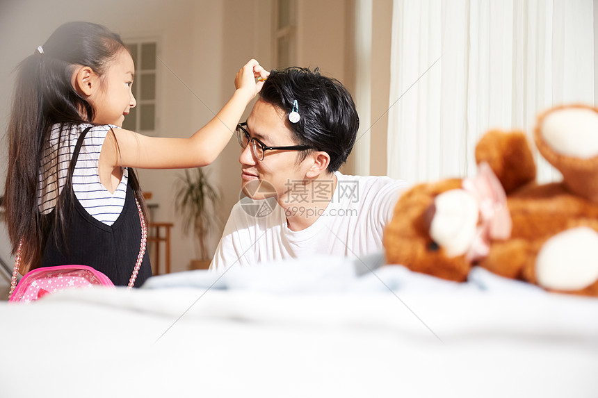 女儿给父亲带头饰图片