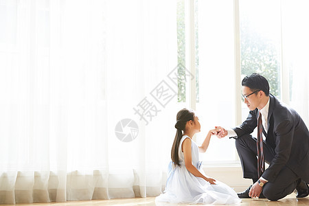 女儿和父亲穿着礼服图片