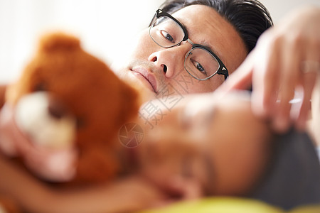 爸爸哄孩子睡觉图片素材