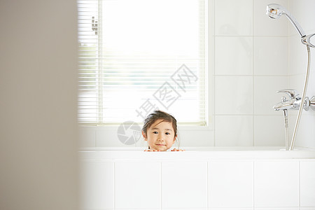 孩子胸像整齐在浴室里的女孩图片