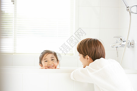 使用浴缸洗澡的小女孩图片