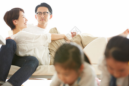 躺在沙发上休息的夫妻图片