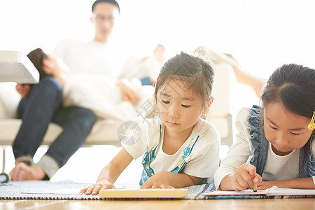 在家画画玩耍的小孩图片