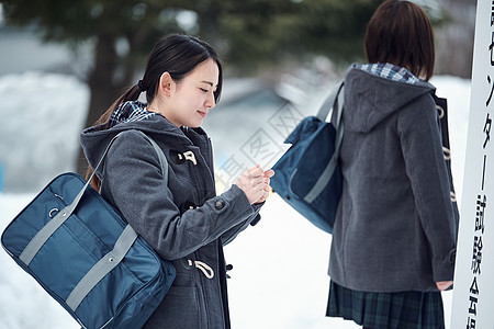 准备参加升学考试的女学生图片