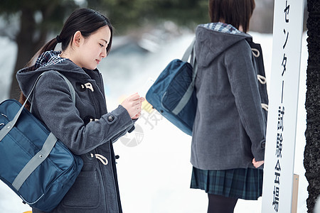 准备参加升学考试的女学生图片