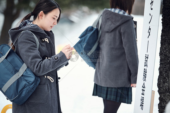 准备参加升学考试的女学生图片