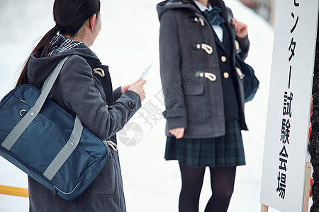 准备参加升学考试的女学生图片