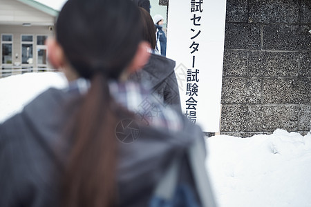 准备参加升学考试的女学生在排队图片