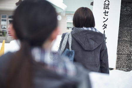 准备参加升学考试的女学生图片