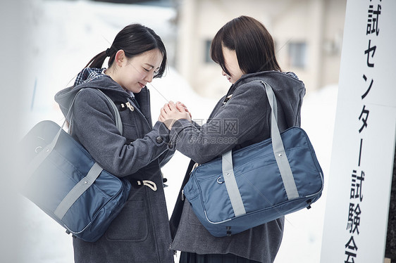 准备参加升学考试的女学生图片