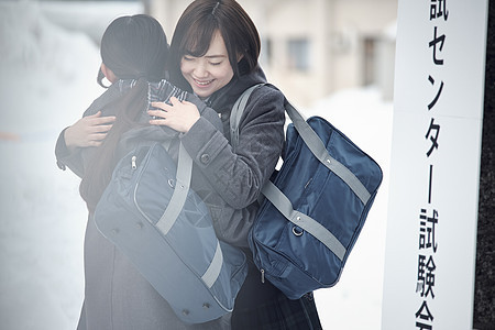 准备参加升学考试的女学生图片