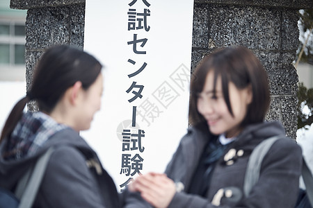 准备参加升学考试的女学生图片