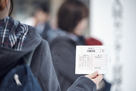 准备参加升学考试的女学生图片