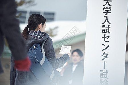 准备参加升学考试的女学生图片