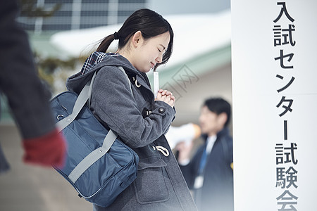 考试前祈祷的女学生图片