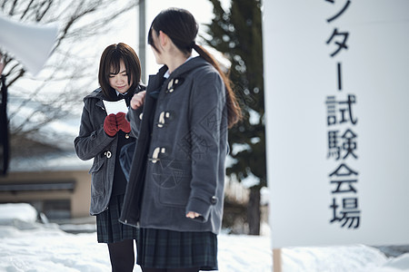 准备参加升学考试的女学生图片