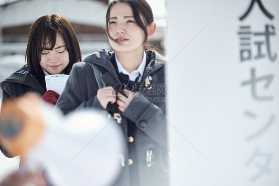 准备参加升学考试的女学生图片