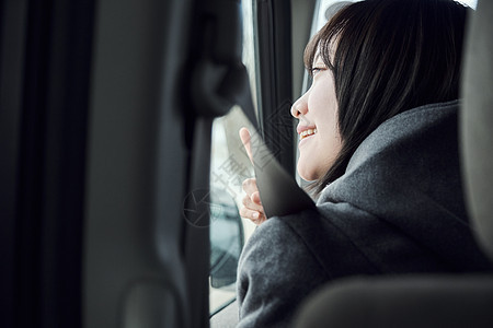 看向车窗外的女性图片