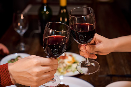 俩个人碰杯喝酒图片背景