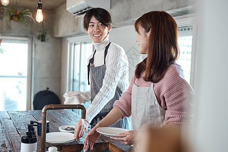 男人和女人在厨房里做饭图片