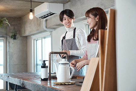 男人和女人在厨房里做饭图片