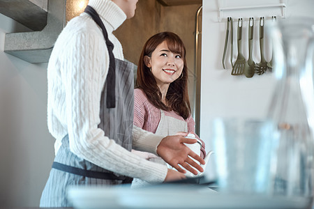 男人和女人在厨房里做饭图片