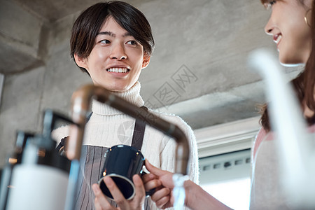 男人和女人在厨房里做饭图片