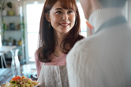 居家夫妇在厨房做饭图片