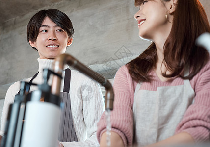 男人和女人在厨房里做饭图片