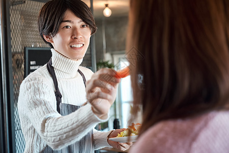 室内男人和女人在厨房里做饭图片