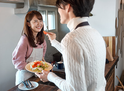 男人和女人在厨房里做饭图片